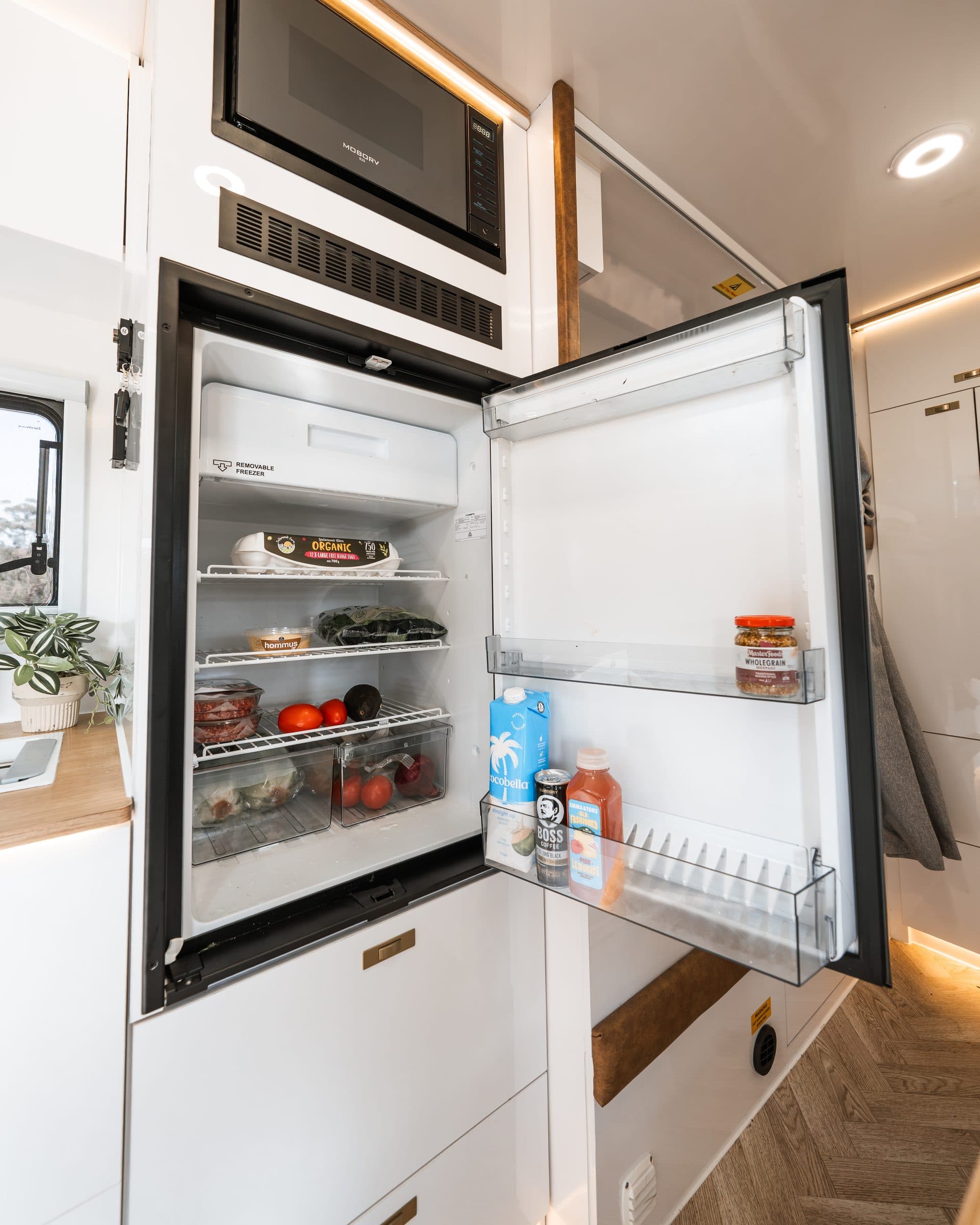 EXPEDITION MAX feature: Bunks, L lounge, kitchen